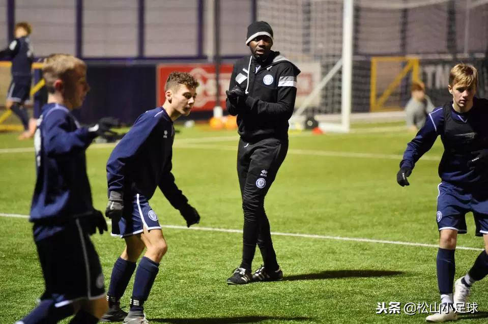 姆万巴：六年前赛场突然昏厥心脏骤停，24岁被迫退役，今回归足球