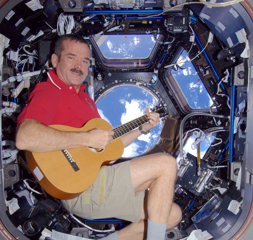 航天员有没有带上枪,神十二飞行员的箱子里有什么