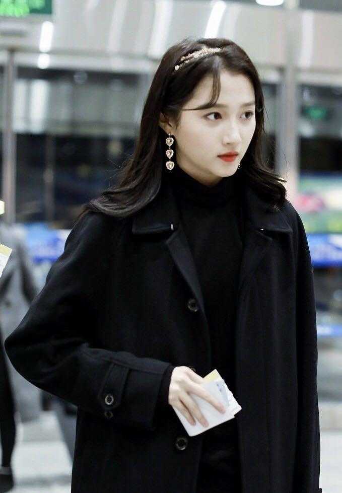 关晓彤白色帆布鞋,关晓彤穿黑色帆布鞋