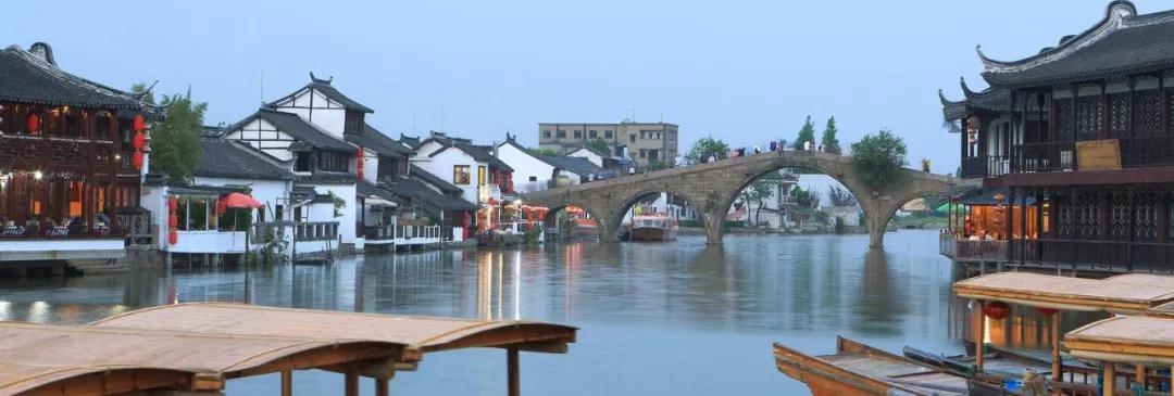 朱家角古镇和新场古镇哪个大一点,新场古镇和朱家角哪里好吃的多