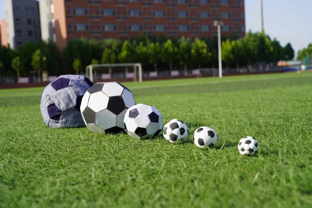 学校里面的足球比赛绘画,学校举行足球文化活动的绘画