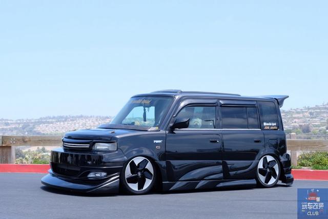 一辆不起眼的ScionxB拥有“剪刀门”“VIP风格内饰”