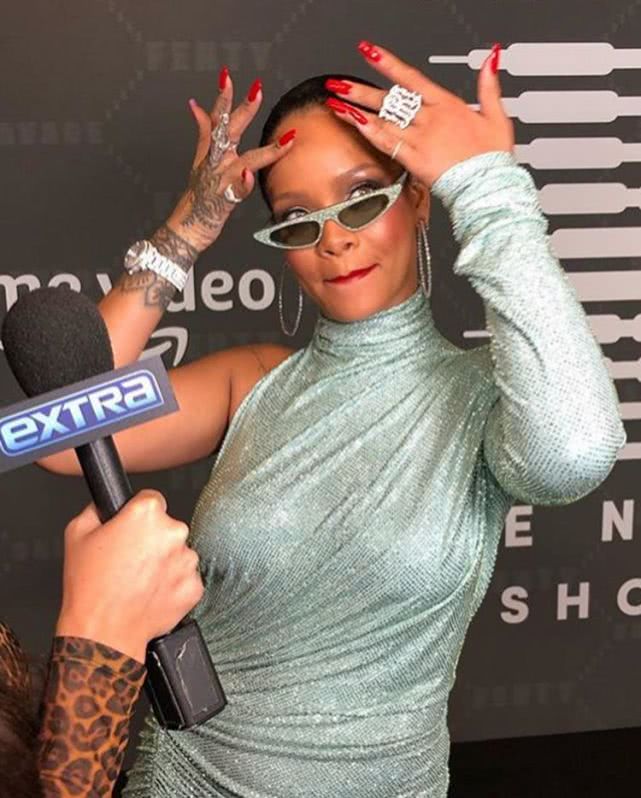 蕾哈娜带作品上时装周,亲力亲为当模特,穿连体衣瘦得很明显