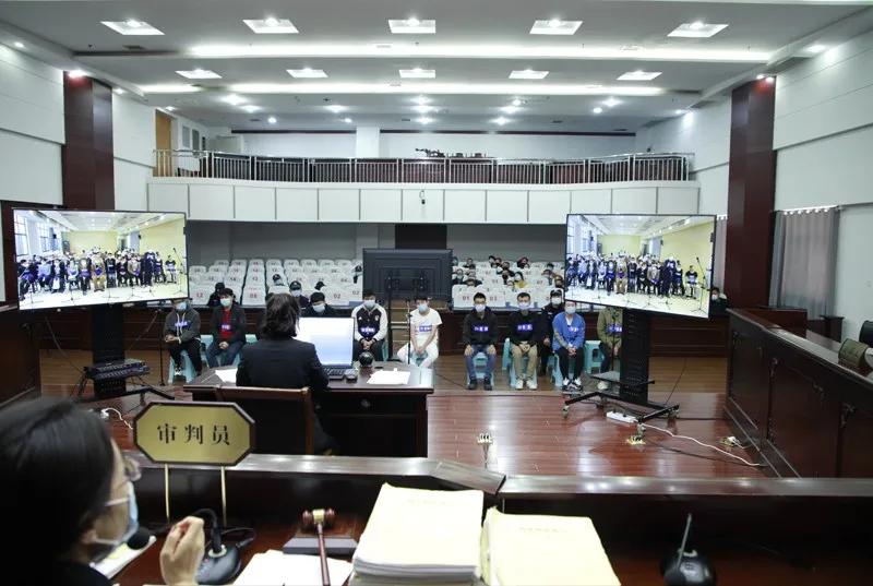 进了投资微信群，里面全是托！宿豫法院公开审理封勇华等34人诈骗案