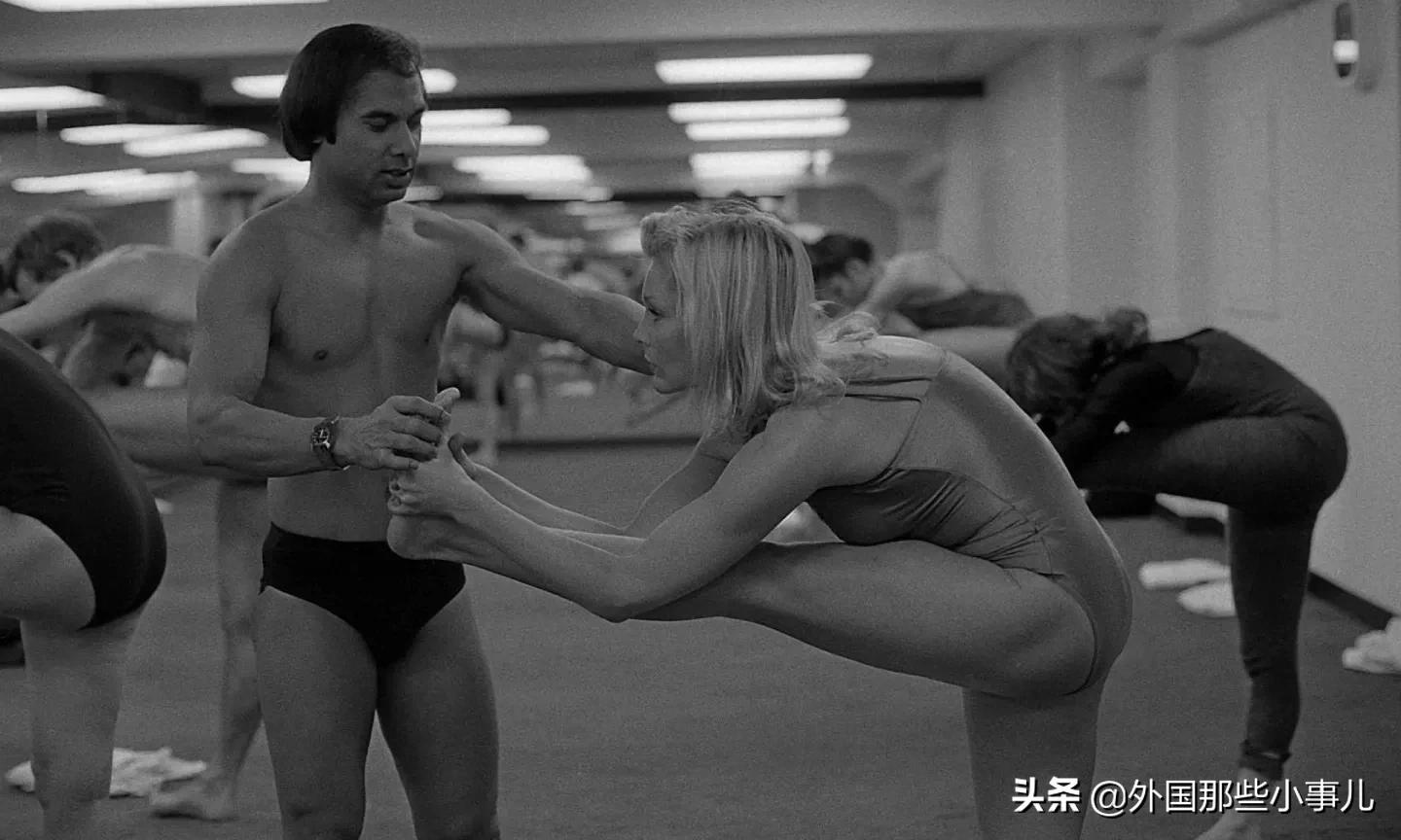 性、瑜伽、*脑洗**，印度神棍的美国诈骗之旅