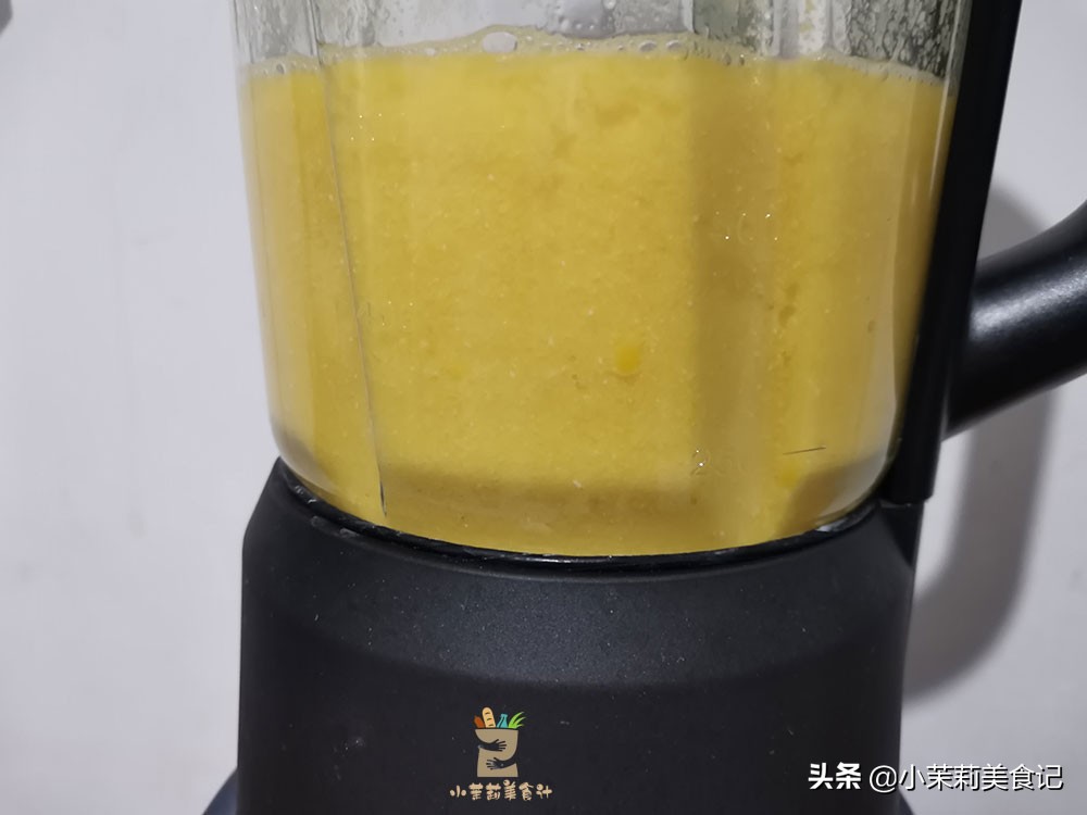 做玉米汁时，只放水可不行，教你一招，玉米汁香浓好喝又营养