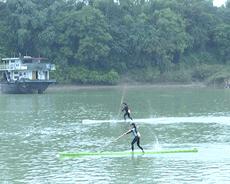 独竹漂开幕式,独竹水上漂惊呆众人