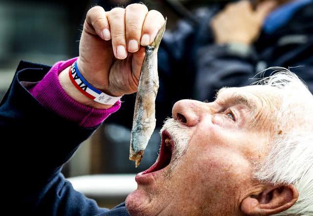 “生化*器武**”鲱鱼罐头，稳坐臭界的头把交椅，瑞典却狂吃800吨