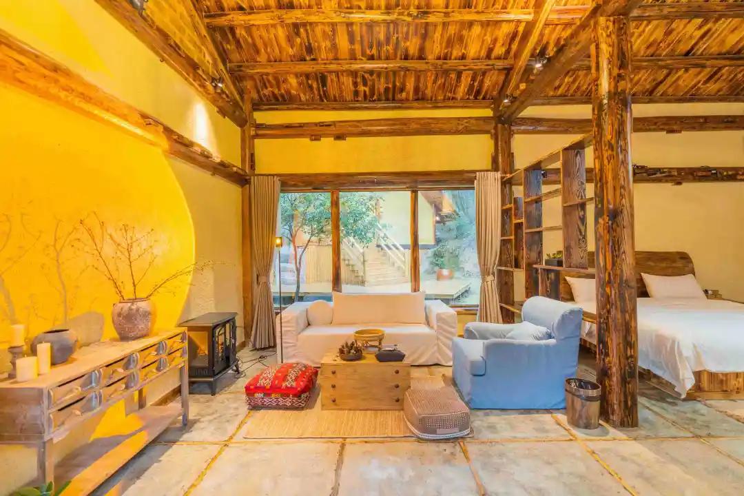 神仙眷侣辞掉高薪工作，爆改废弃山谷，造无边恒温泡池，全景树屋