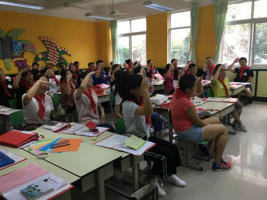 低年级学生重回校园,重返校园跟小朋友过六一