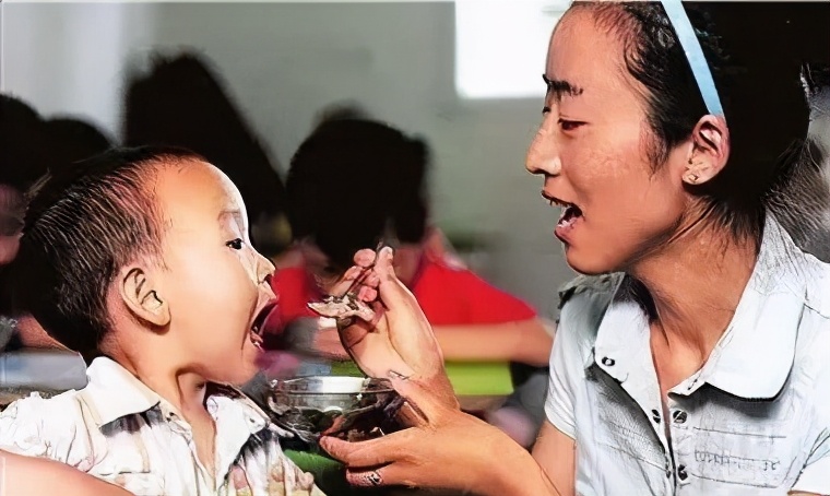 心大！家长把排骨切碎喂给8个月大婴儿，却被碎骨头卡住