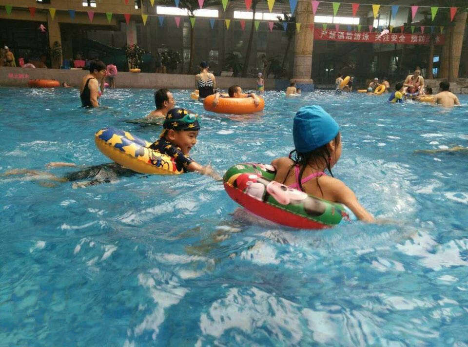 好似北京闹市中的瑶池仙境，使紧张的神经放松，运河苑温泉水世界