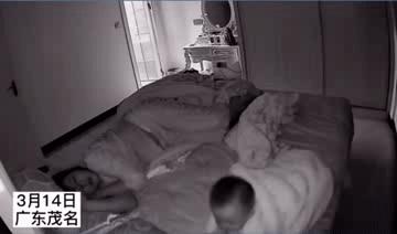 宝宝翻身掉床怎么防,宝宝摔下床妈妈反应