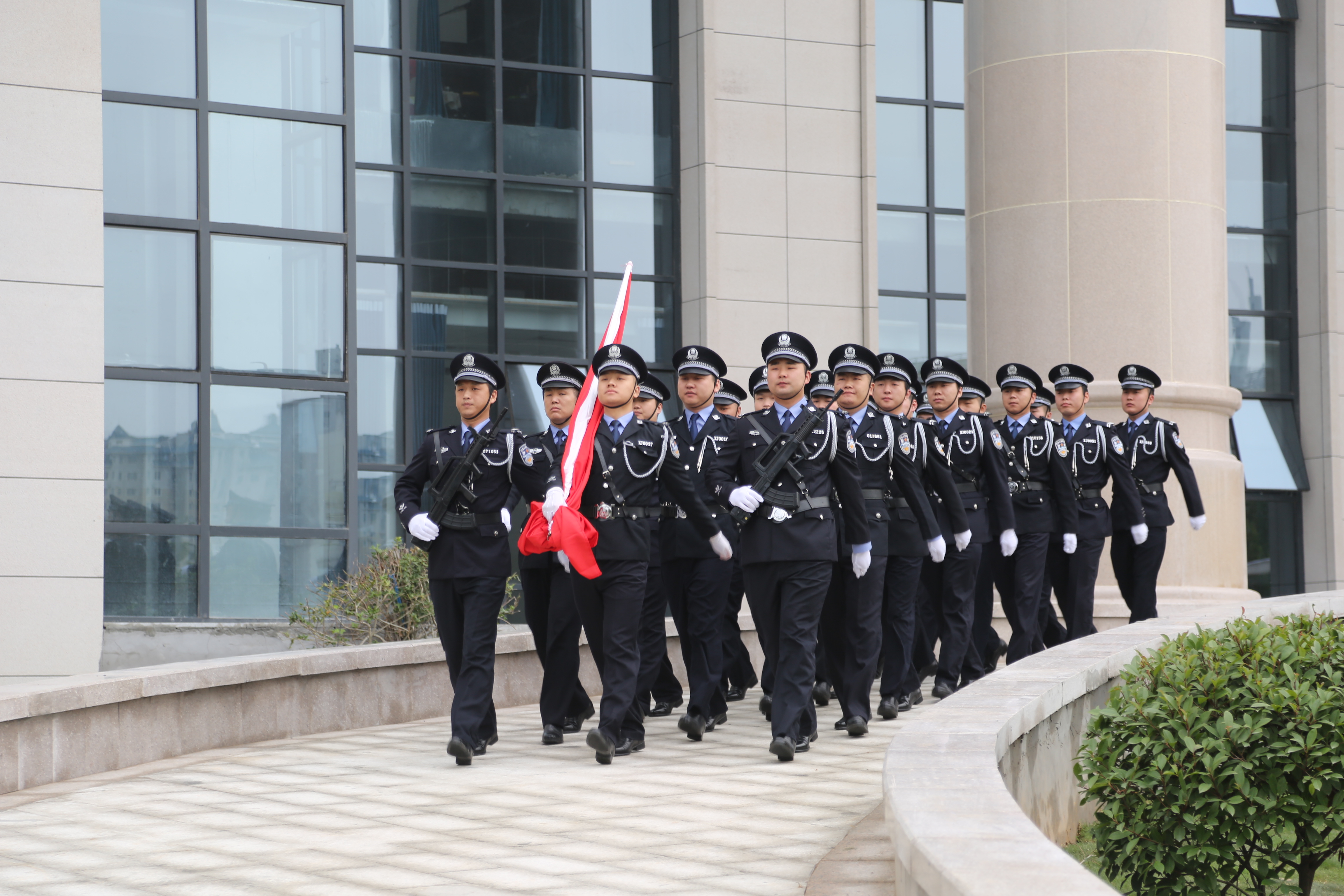 【七一·建*党**百年】巩义法院隆重举行“百年征程照初心，扬帆起航再出发”主题升*旗国**活动