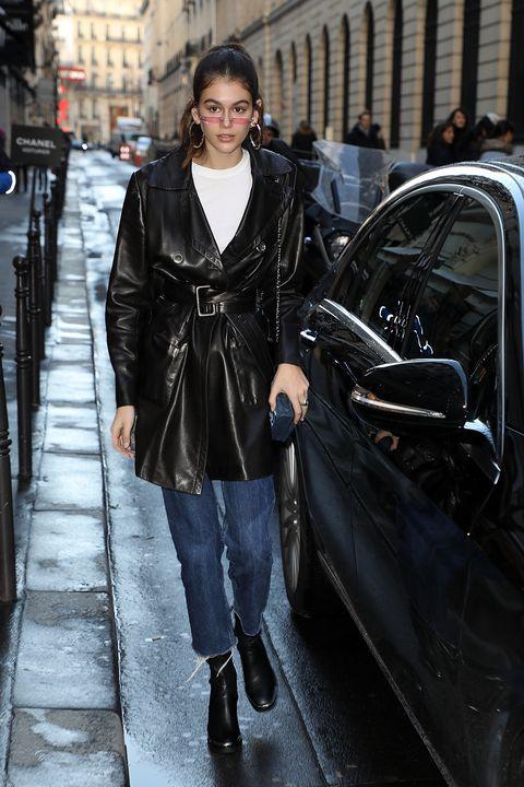 刘雯黑色皮衣怎么搭配 (刘雯同款凯莉单肩包搭什么色衣服)