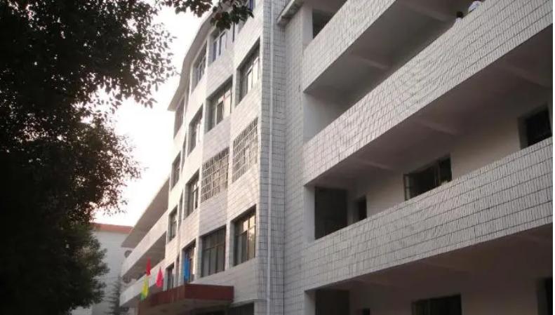 衡阳市八中和衡阳市成章离多远,衡阳成章八中好吗