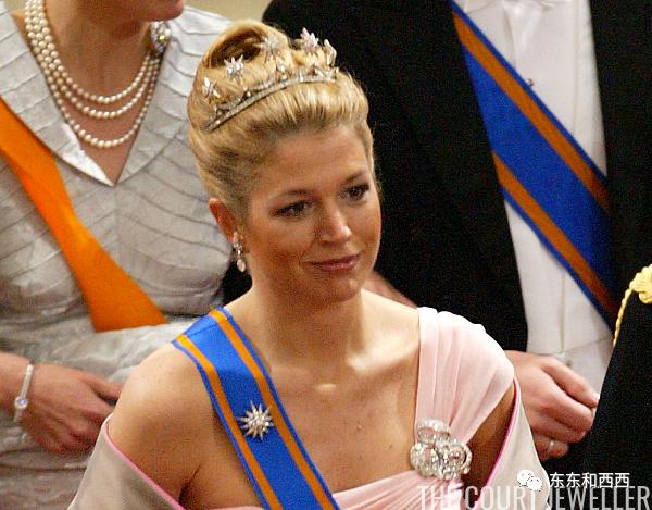 盘点英国女王戴过的王冠,英国女王和凯特戴同样的珠宝