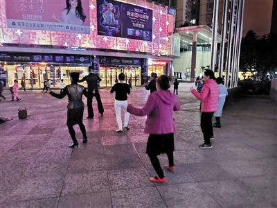 35岁大叔为减肥在办公室跳舞,50岁大叔暴瘦十斤广场舞