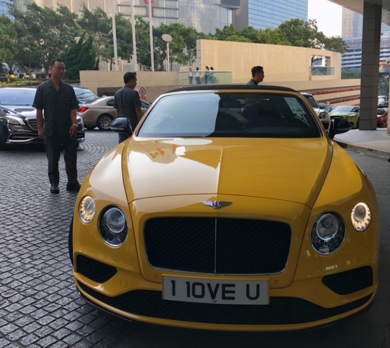 83岁钢琴大师刘诗昆为2岁女儿庆生,钢琴大师刘诗昆再度当爸