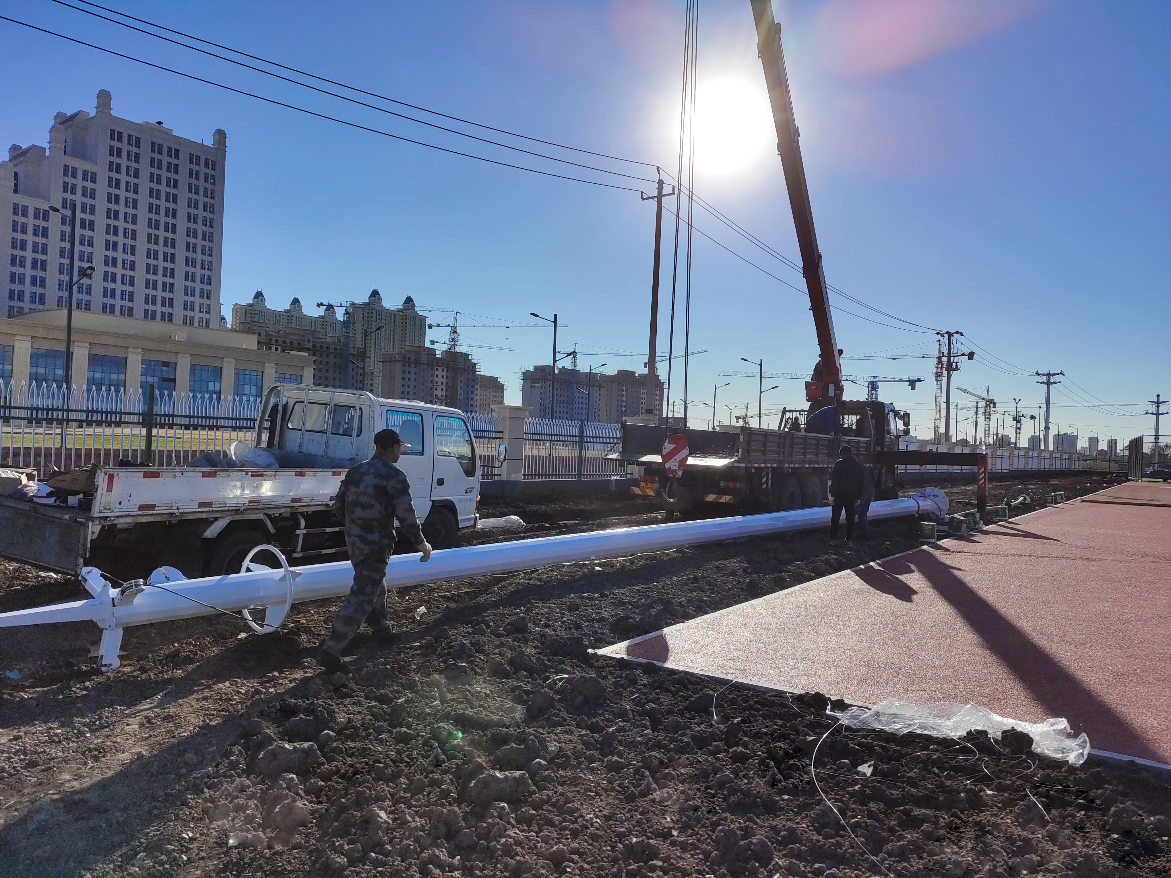 15米球场灯安装视频,足球场照明灯布置