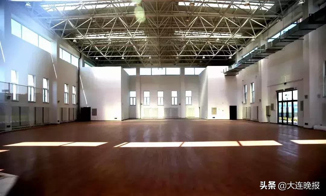 3万人足球场,大连人工草坪足球场