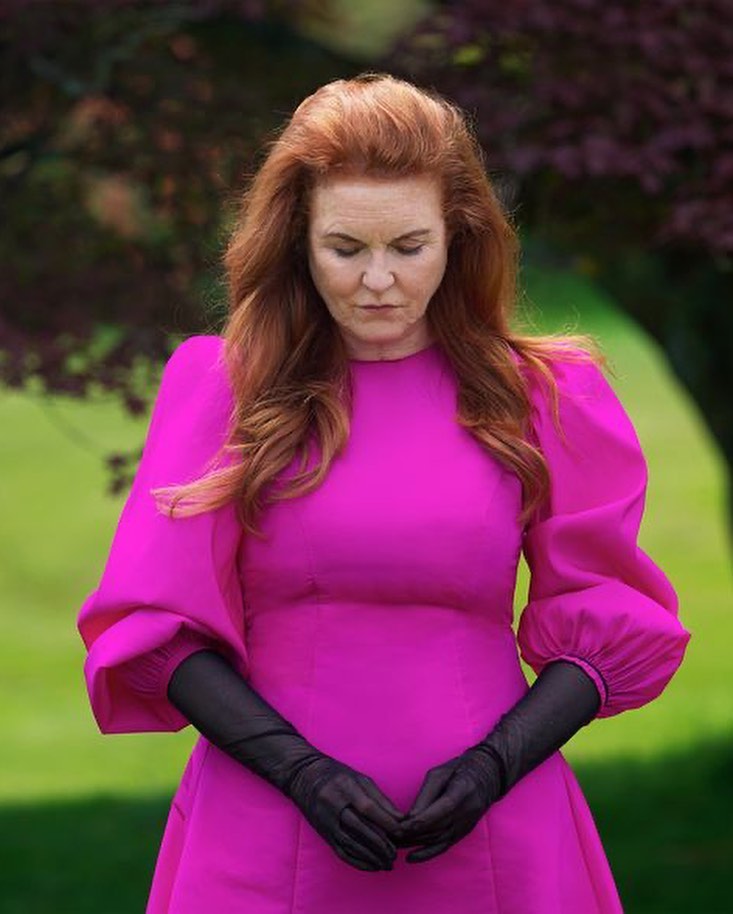 莎拉拍大片撞衫侄媳妇凯特，同款裙子不同格调，细节见王室束缚