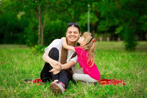 小孩依赖性大怎么和家长沟通,孩子整天找妈妈怎么教育