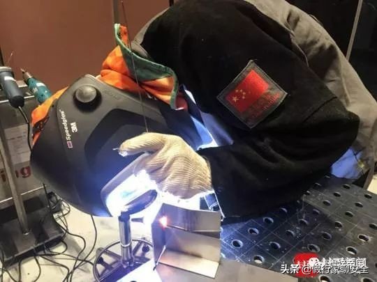 电焊机有空载电压,电焊机空载电压90伏正常可以修吗