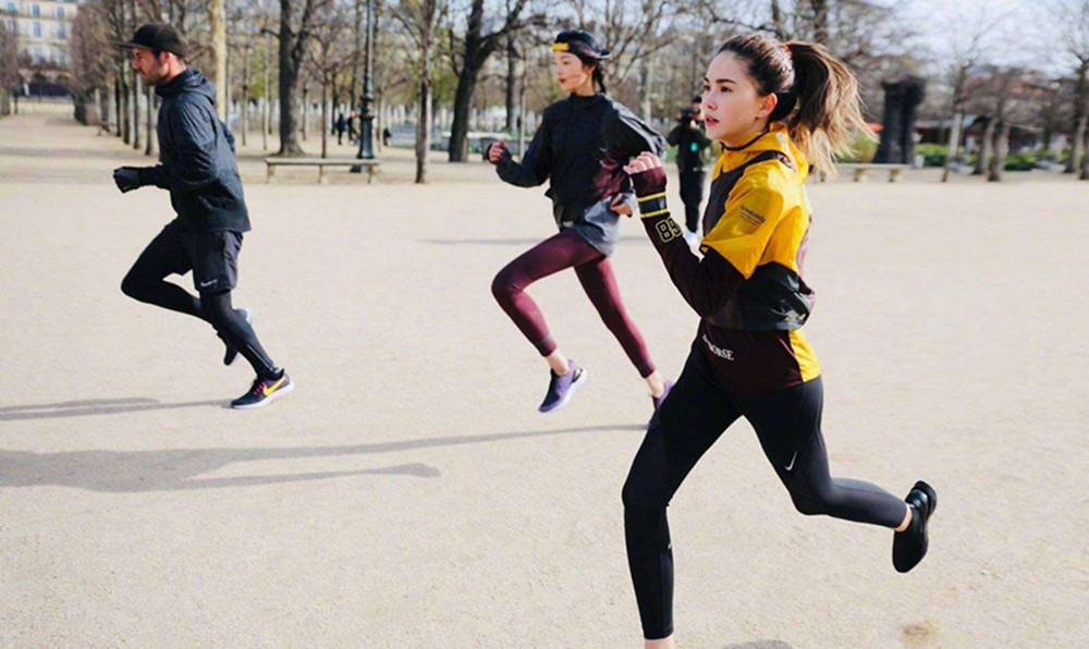 昆凌露脐装秀腹肌,昆凌三胎产后与周杰伦合照