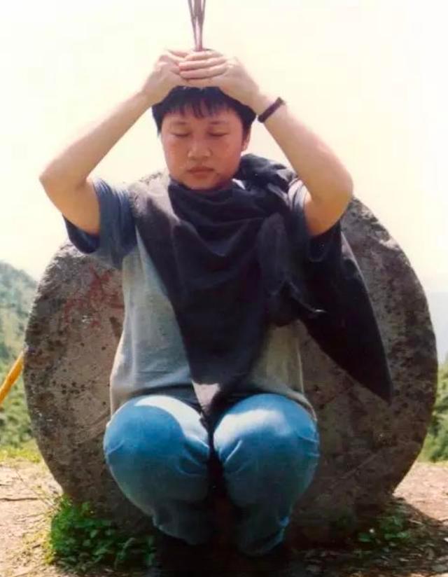 歌手李娜出家前共有几次感情经历,歌手李娜因何原因出家