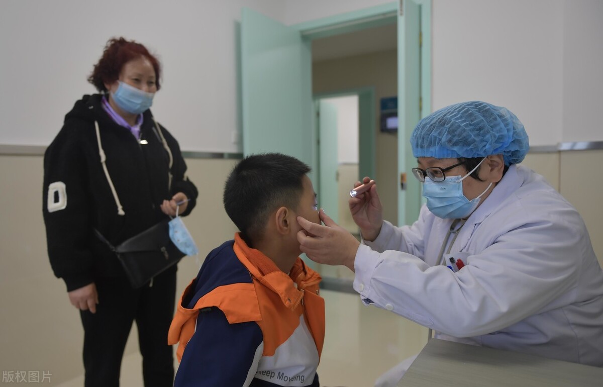 孩子发烧怎么办儿科医生来支招,关于治疗儿童发烧的知识