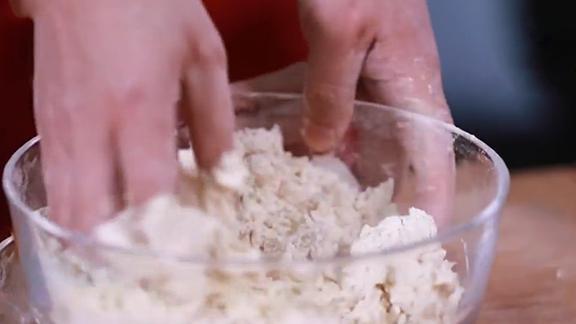 和面不粘手方法,和面不粘手技巧