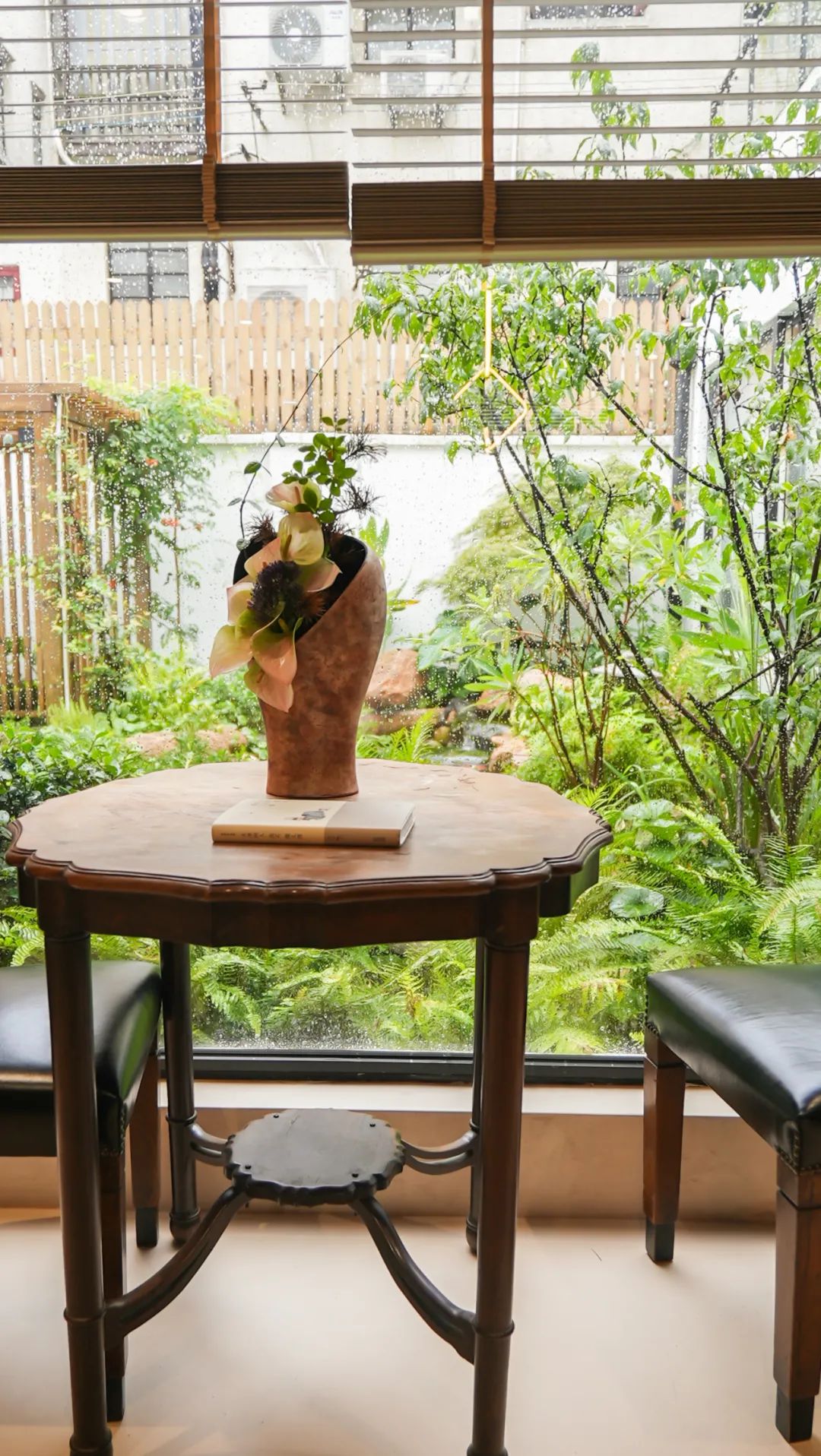 住在上海闹市400平的房子里，花开不败，开窗见池塘，太羡慕了