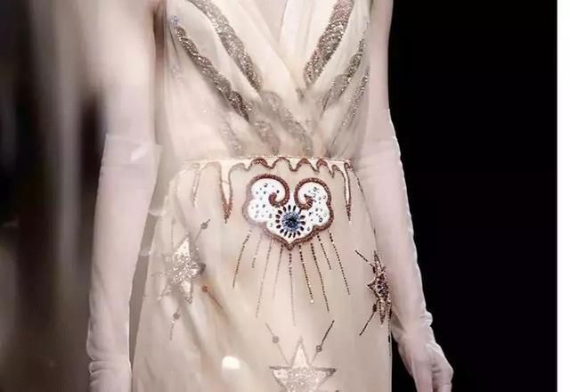 ep雅莹走秀2019,ep雅莹黑裙子