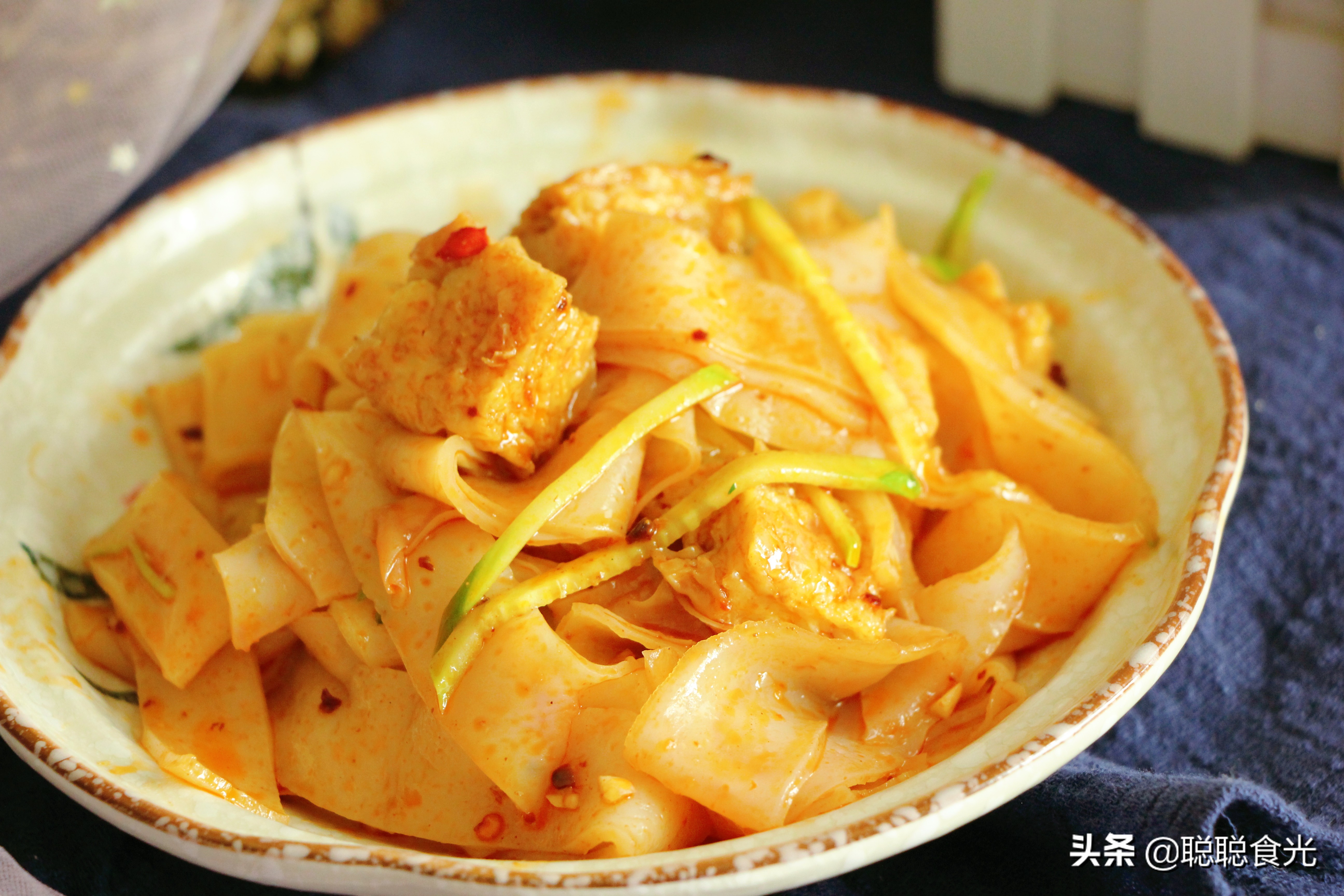 凉皮怎么做才有劲道不易断,凉皮做的不筋道还发粘怎么回事