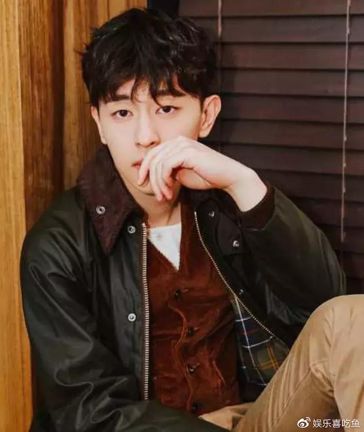 邓伦高中照曝光,眯眯桃花眼果然真校草,谁注意同桌颜值更逆天