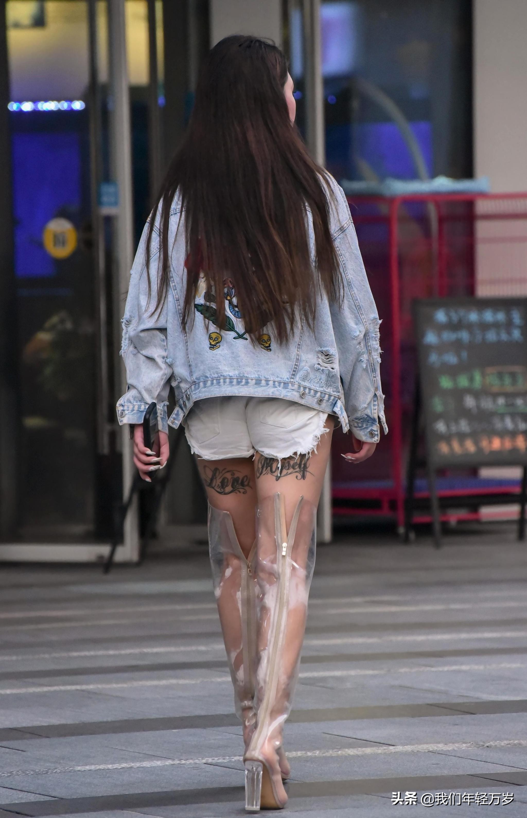 又美又飒又霸气青年女孩牛仔外套,街拍牛仔风格又飒又酷