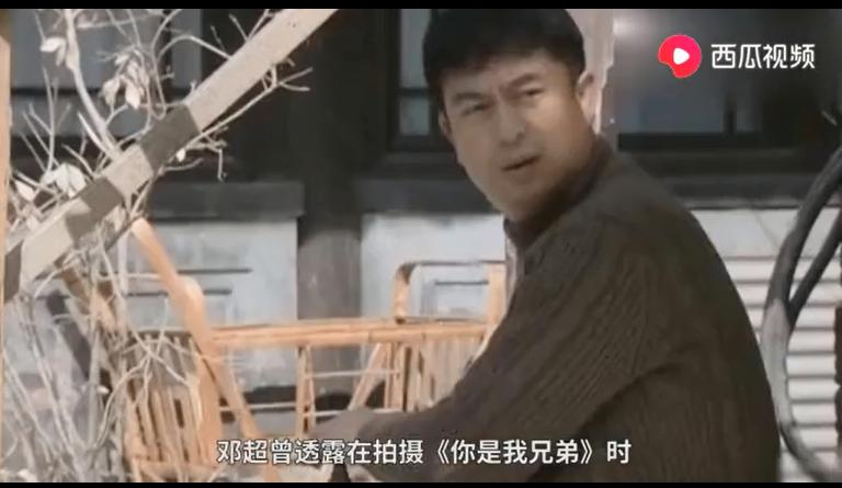 才49岁的张嘉译头发花白,走路已需要人扶?西瓜视频为你揭秘