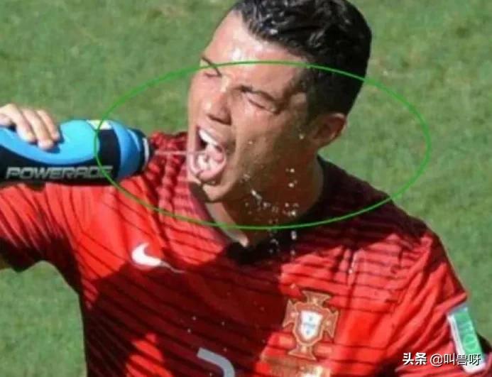 足球运动员喝的什么运动饮料,足球运动员为什么喝一口吐一口