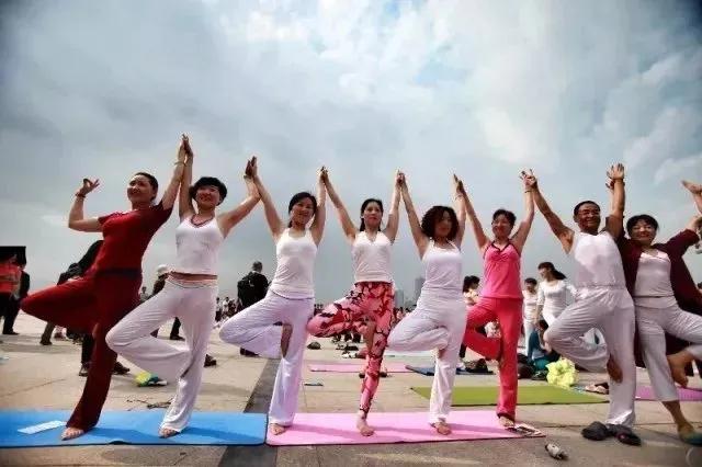 丁大爷,60多岁大爷练习瑜伽像20岁小伙子