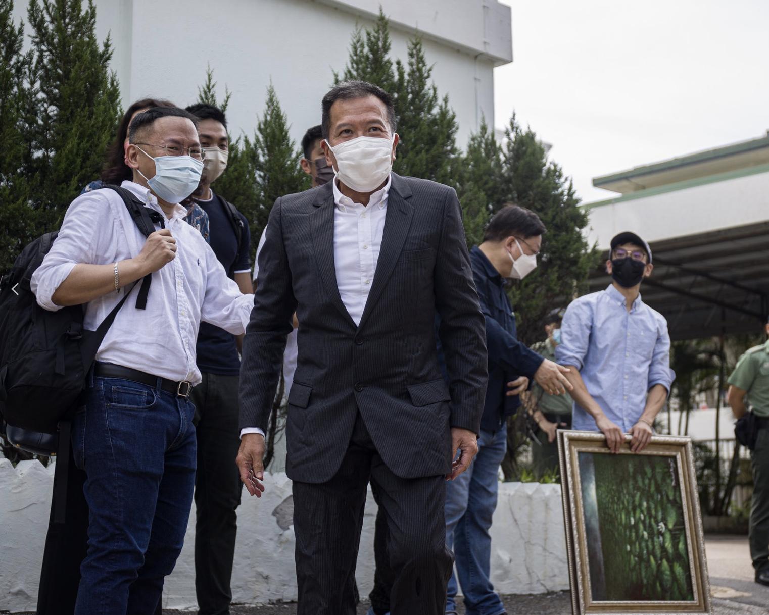 龚如心风水师刑满出狱，跪地拜祭亡母连磕响头，30亿风水费已耗光