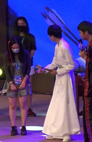 王俊凯推易烊千玺蹲着,王俊凯易烊千玺摸头