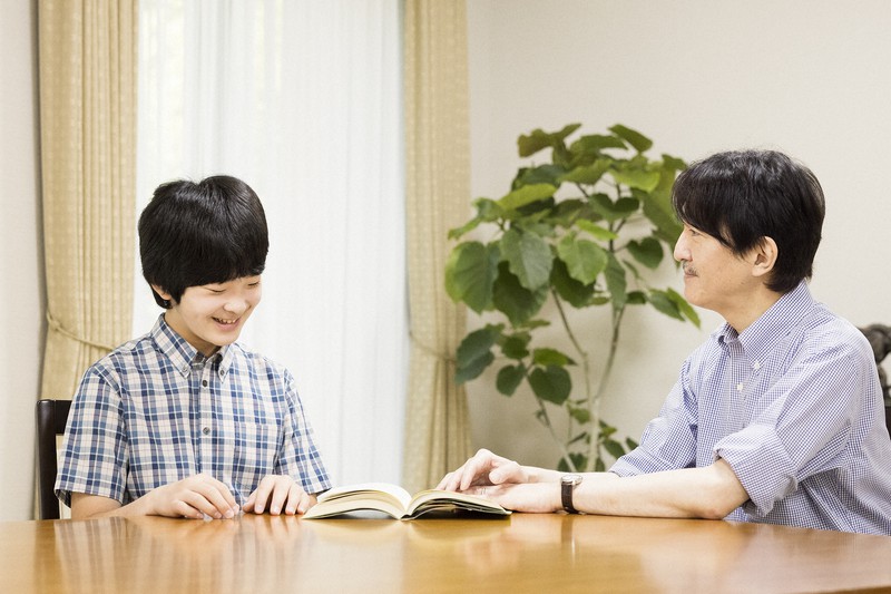 日本王室悠仁小王子的视频,小王子悠仁度假天皇夫妇护驾