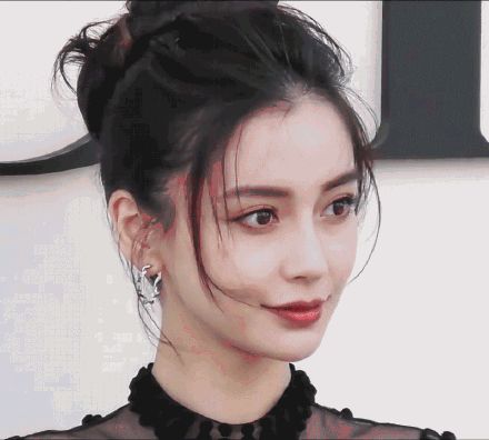 杨颖15岁旧照曝光容貌差异大,38岁杨颖全身照