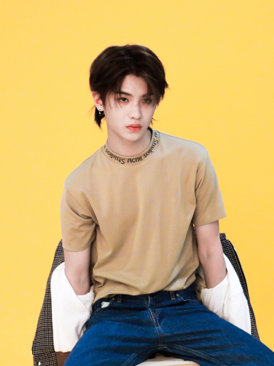 黄明昊元气满满弹额头,黄明昊靠颜值撑起造型