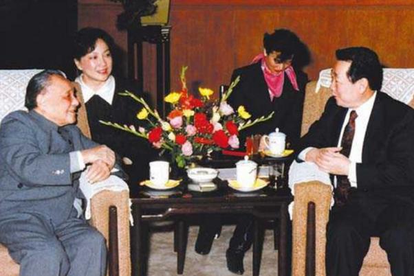 1988年，人大会议上*小平邓**正要抽烟，收到陌生纸条：请你不要吸烟