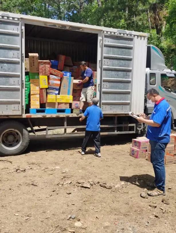 易捷便利店品牌,一起看兵哥哥们的视频