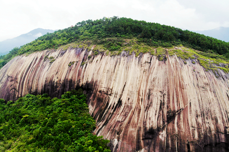 广东肇庆有块大斑石，有80个足球场大小，被誉为天下第一石