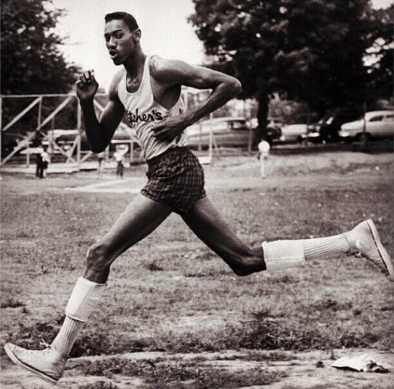 张伯伦异于常人的身体！扣篮把对手脚趾砸骨折，双手举起人如玩偶