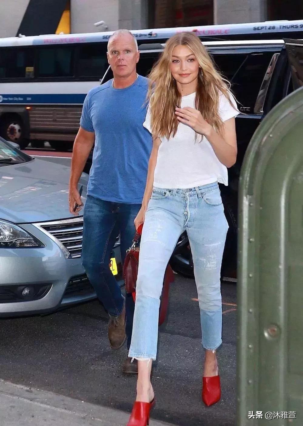 穿红色衣服红色鞋子,红色芭蕾单鞋配牛仔裤